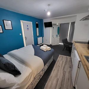 Studio Lit King-Size